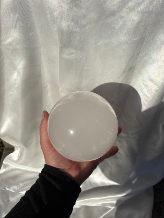 STATEMENT Milky Quartz Sphere 1.6kg